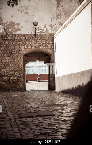 Faro, Portugal, septembre 2022 : vue sur la Porta Nova dans la vieille ville de Faro, Portugal Banque D'Images