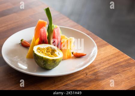 Assiette de fruits sur une table en bois, gros plan studio photo Banque D'Images