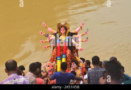 Dimapur, Inde. 05th octobre 2022. Les dévotés hindous portent une idole de la déesse Durga pour l'immersion dans la rivière le dernier jour du festival de Durga Puja à la rivière Dhansari à Dimapur, dans l'État du Nagaland, au nord-est de l'Inde. Durga Puja commémore la chute du roi démon Mahishasur par la déesse Durga, marquant le triomphe du bien sur le mal. Credit: Caisii Mao/Alay Live News Banque D'Images