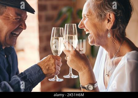 Champagne, toasts et couple de personnes âgées rient et se détendent, se lient en célébration d'anniversaire ou de retraite dans leur maison ensemble. Amour, heureux et succès Banque D'Images