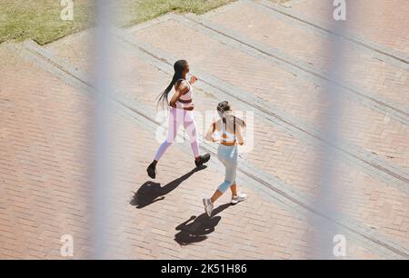Course à pied, fitness et les femmes amis exercice sur les marches en plein air pour un style de vie sain, la motivation de bien-être et la responsabilité. Amis sportifs, couple ou Banque D'Images
