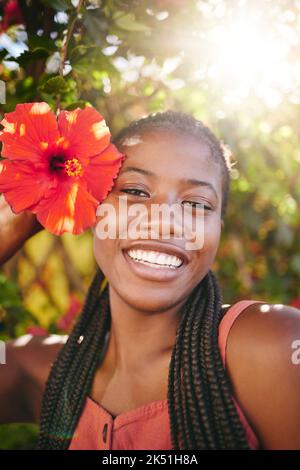 Beauté, fleur et lumière de portrait de la femme noire heureux, sourire et profiter de vacances d'été ou de vacances en Jamaïque. Bonheur, soin de la peau et bien-être fille Banque D'Images