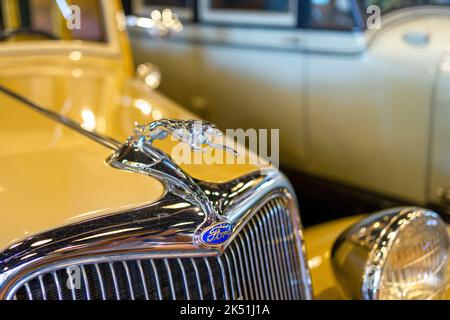 Gros plan du logo Ford sur la voiture rétro jaune. Banque D'Images