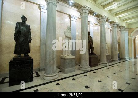 Statue d'Alexandre Hamilton de New York dans la salle des colonnes, au centre, dans la Maison des États-Unis (sud) du Capitole des États-Unis à Washington, DC vendredi, 30 septembre 2022. Parmi ses nombreuses réalisations, Hamilton est le fondateur du New York Post, le plus ancien journal publié en continu aux États-Unis. La statue de Hamilton a été déplacée de la rotonde du Capitole des États-Unis au Hall of Columns pour faire place à la nouvelle statue du président américain Harry S Truman. La statue de Patrick Anthony McCarran du Nevada se tient à gauche et la statue de Samuel Jordan Kirkwood de l'Iowa Banque D'Images