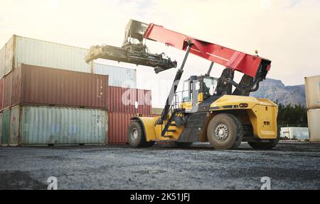 Conteneur d'expédition, camion-grue logistique et port de distribution de la chaîne d'approvisionnement dans l'industrie de l'exportation de fret. Site industriel avec transport pour Banque D'Images