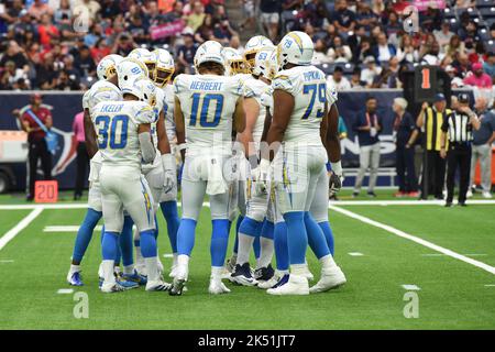 Le quarterback des Chargers de Los Angeles Justin Herbert (10) s'en prend à l'attaque lors du premier trimestre du match de football de la NFL entre les Cha de Los Angeles Banque D'Images