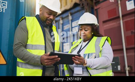 Logistique au port d'expédition, transport de conteneurs de fret et livraison de conteneurs de fret dans le monde entier. Rapport d'inventaire, importations ou exportations de marchandises et Banque D'Images