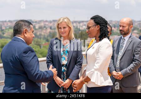 La comtesse de Wessex (au centre) et Lord Ahmad (à gauche) avec le Ministre de la promotion de la femme et de la famille Jeannette Bayisenge et le Haut Commissaire britannique au Rwanda Omar Daair (à droite) lors d'une visite au Ministère de la promotion de la femme et de la famille à Kigali (Rwanda). Date de la photo: Mercredi 5 octobre 2022. Banque D'Images