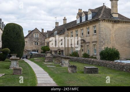 Le chantier naval de l'église St. Mary's Church à Painswick, Gloucestershire, est célèbre pour ses arbres à if Banque D'Images