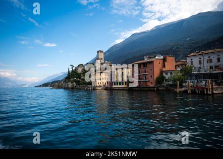 Malcesine sur la rive est du lac de Garde en Italie Banque D'Images