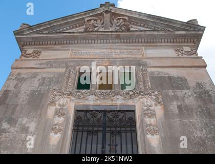 Mausolée familiale, cimetière, Rosolini, province de Syracuse, Sicile, Italie Banque D'Images