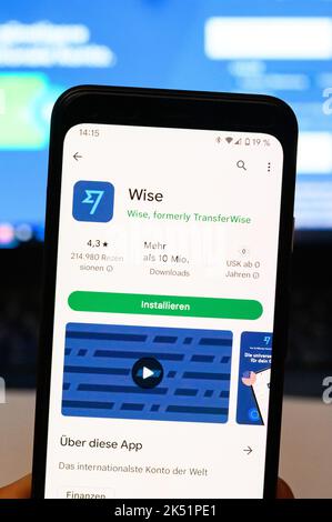 Hambourg, Allemagne. 27th septembre 2022. L'application de WISE peut être vue sur un smartphone. Credit: Jonas Walzberg/dpa/Alay Live News