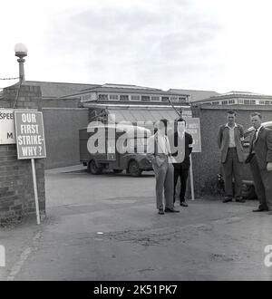 1964, les piquetage historiques, de juillet et officiels - les travailleurs postaux avec des brassards avec la lettre P sur leurs armes - se tiennent devant un bureau de tri GPO, Aylesbury, Buckinghamshire, Angleterre, Royaume-Uni. Un écriteau sur la gauche indique : « Our First Stirke - Why »? Banque D'Images