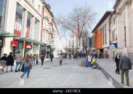 Vue sur Queen Street, Cardiff au pays de Galles au Royaume-Uni Banque D'Images