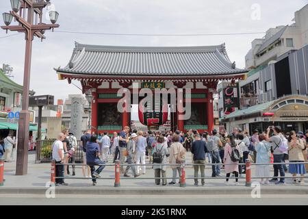 De nombreux touristes se tenant en face du temple d'Asakusa ou Sensojit, Tokyo, Japon. Banque D'Images