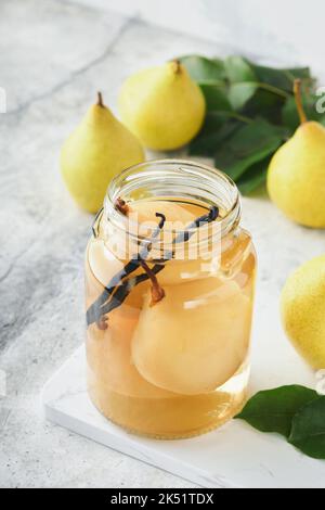 Compote de poire en conserve avec vanilline. Compote de poires. Délicieux compote de poires maison en boîte dans des pots en verre à la maison sur fond clair. Plats faits maison. SP Banque D'Images