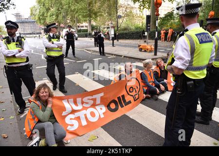 Londres, Royaume-Uni, 05th octobre 2022. Le groupe de militants du climat Just Stop Oil a bloqué les routes autour de Millbank et de Horseferry Road au cours des 5th jours de l'action d'Occupy Westminster, exigeant de mettre fin à toutes les licences et consentements futurs pour l'exploration, le développement et la production de combustibles fossiles au Royaume-Uni. Credit: Thomas Krych/Alamy Live News Banque D'Images