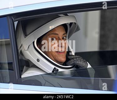 SpaceX NASA Crew-5 commandant Nicole Mann pairs hors de la fenêtre après avoir sorti de l'édifice Neil Armstrong O&C au Centre spatial Kennedy, Floride, mercredi, 5 octobre 2022. Photo de Joe Marino/UPI crédit: UPI/Alay Live News Banque D'Images