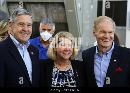 Bob Cabana, administrateur associé de la NASA, PAM Melroy, administratrice adjointe, et Bill Nelson (i à r), administratrice, assistent mercredi à la sortie de l'équipage-5 au Kennedy Space Center, en Floride, à 5 octobre 2022. Photo de Joe Marino/UPI crédit: UPI/Alay Live News Banque D'Images