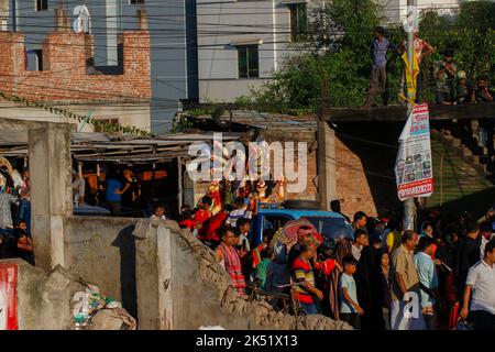 Dhaka, Dhaka, Bangladesh. 5th octobre 2022. Durga Puja, le plus grand festival religieux des adeptes bengali de la foi hindoue, s'est terminé par l'immersion du Devi Durga et d'autres déesses au milieu de beaucoup d'enthousiasme et de festivité sur la rive du Buriganga et d'autres fleuves, sur 05 octobre 2022 à Dhaka, au Bangladesh. (Image de crédit : © Abu Sufian Jewel/ZUMA Press Wire) Banque D'Images