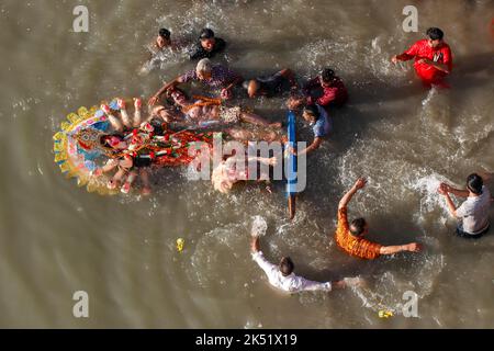 Dhaka, Dhaka, Bangladesh. 5th octobre 2022. Durga Puja, le plus grand festival religieux des adeptes bengali de la foi hindoue, s'est terminé par l'immersion du Devi Durga et d'autres déesses au milieu de beaucoup d'enthousiasme et de festivité sur la rive du Buriganga et d'autres fleuves, sur 05 octobre 2022 à Dhaka, au Bangladesh. (Image de crédit : © Abu Sufian Jewel/ZUMA Press Wire) Banque D'Images