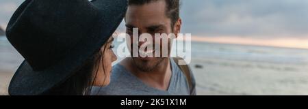 homme barbu gai regardant la femme en chapeau noir sur la plage, bannière, image de stock Banque D'Images