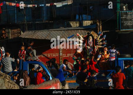 Dhaka, Dhaka, Bangladesh. 5th octobre 2022. Durga Puja, le plus grand festival religieux des adeptes bengali de la foi hindoue, s'est terminé par l'immersion du Devi Durga et d'autres déesses au milieu de beaucoup d'enthousiasme et de festivité sur la rive du Buriganga et d'autres fleuves, sur 05 octobre 2022 à Dhaka, au Bangladesh. (Image de crédit : © Abu Sufian Jewel/ZUMA Press Wire) Banque D'Images