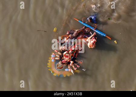 Dhaka, Dhaka, Bangladesh. 5th octobre 2022. Durga Puja, le plus grand festival religieux des adeptes bengali de la foi hindoue, s'est terminé par l'immersion du Devi Durga et d'autres déesses au milieu de beaucoup d'enthousiasme et de festivité sur la rive du Buriganga et d'autres fleuves, sur 05 octobre 2022 à Dhaka, au Bangladesh. (Image de crédit : © Abu Sufian Jewel/ZUMA Press Wire) Banque D'Images