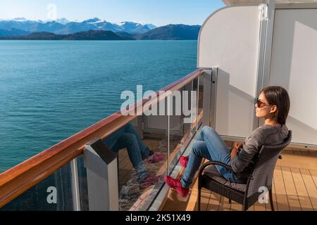 Bateau de croisière voyage touristique en Alaska se détendre en regardant les glaciers dans le parc national de Glacier Bay, États-Unis. Femme naviguant dans le passage intérieur appréciant Banque D'Images