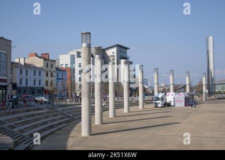 Vue sur le Plass de Roald Dahl à Cardiff Bay, Cardiff, pays de Galles au Royaume-Uni Banque D'Images