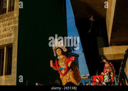 Dhaka, Dhaka, Bangladesh. 5th octobre 2022. Durga Puja, le plus grand festival religieux des adeptes bengali de la foi hindoue, s'est terminé par l'immersion du Devi Durga et d'autres déesses au milieu de beaucoup d'enthousiasme et de festivité sur la rive du Buriganga et d'autres fleuves, sur 05 octobre 2022 à Dhaka, au Bangladesh. (Image de crédit : © Abu Sufian Jewel/ZUMA Press Wire) Banque D'Images