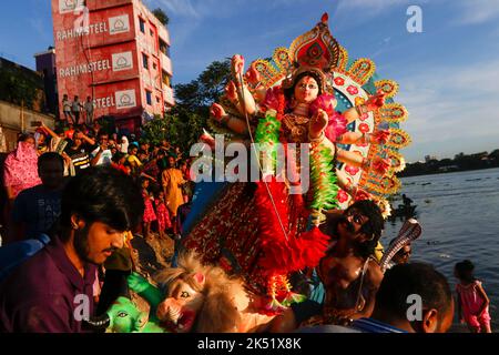 Dhaka, Dhaka, Bangladesh. 5th octobre 2022. Durga Puja, le plus grand festival religieux des adeptes bengali de la foi hindoue, s'est terminé par l'immersion du Devi Durga et d'autres déesses au milieu de beaucoup d'enthousiasme et de festivité sur la rive du Buriganga et d'autres fleuves, sur 05 octobre 2022 à Dhaka, au Bangladesh. (Image de crédit : © Abu Sufian Jewel/ZUMA Press Wire) Banque D'Images