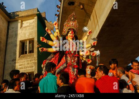 Dhaka, Dhaka, Bangladesh. 5th octobre 2022. Durga Puja, le plus grand festival religieux des adeptes bengali de la foi hindoue, s'est terminé par l'immersion du Devi Durga et d'autres déesses au milieu de beaucoup d'enthousiasme et de festivité sur la rive du Buriganga et d'autres fleuves, sur 05 octobre 2022 à Dhaka, au Bangladesh. (Image de crédit : © Abu Sufian Jewel/ZUMA Press Wire) Banque D'Images