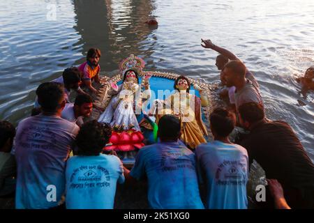 Dhaka, Dhaka, Bangladesh. 5th octobre 2022. Durga Puja, le plus grand festival religieux des adeptes bengali de la foi hindoue, s'est terminé par l'immersion du Devi Durga et d'autres déesses au milieu de beaucoup d'enthousiasme et de festivité sur la rive du Buriganga et d'autres fleuves, sur 05 octobre 2022 à Dhaka, au Bangladesh. (Image de crédit : © Abu Sufian Jewel/ZUMA Press Wire) Banque D'Images