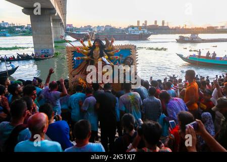 Dhaka, Dhaka, Bangladesh. 5th octobre 2022. Durga Puja, le plus grand festival religieux des adeptes bengali de la foi hindoue, s'est terminé par l'immersion du Devi Durga et d'autres déesses au milieu de beaucoup d'enthousiasme et de festivité sur la rive du Buriganga et d'autres fleuves, sur 05 octobre 2022 à Dhaka, au Bangladesh. (Image de crédit : © Abu Sufian Jewel/ZUMA Press Wire) Banque D'Images