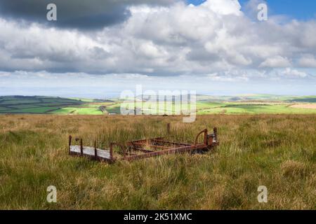 Une vieille remorque agricole dans les landes au nord des chaînes à la frontière du Devon et du Somerset dans le parc national Exmoor surplombant le canal de Bristol, en Angleterre. Banque D'Images