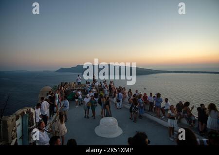 Oia, Santorini : 4 septembre 2022 : grandes foules de touristes profitant du coucher de soleil spectaculaire à Oia Santorini Banque D'Images