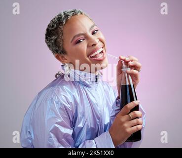 Une femme heureuse, souriante et noire avec un soda pour se rafraîchir, se détendre et déguster une boisson fraîche avec de la paille. Vintage, bonheur et portrait de jeune fille rétro Banque D'Images