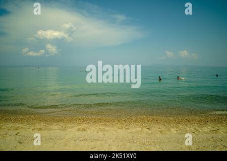 NEA Potidea, Grèce - 29 août 2022 : eaux turquoise étonnantes sur la plage magnifique de Potidea Chalkidiki Grèce Banque D'Images