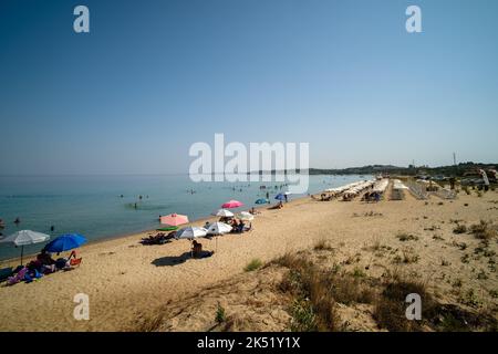 NEA Potidea, Grèce - 29 août 2022 : vue panoramique sur le beau bar de plage bondé de Potidea en Chalkidiki Grèce Banque D'Images