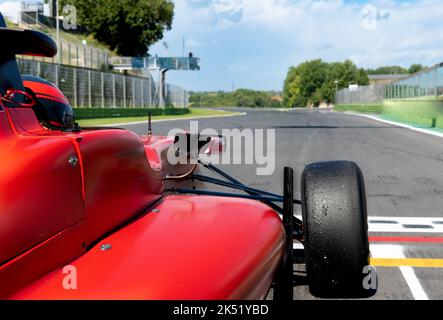 Début de compétition concept de voiture de course rouge point de vue de la piste d'asphalte vide à partir de la première position ligne de départ Banque D'Images