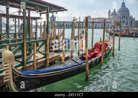 VENISE, ITALIE - OCTOBRE 12 : gondoles amarrées en face de la basilique de Santa Maria della Salute à Venise sur 12 octobre 2014. Une personne non identifiée Banque D'Images