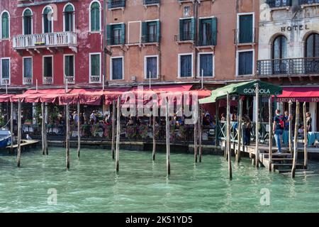 VENISE, ITALIE - OCTOBRE 12 : station de télécabine sur le Grand Canal de Venise sur 12 octobre 2014. Personnes non identifiées Banque D'Images