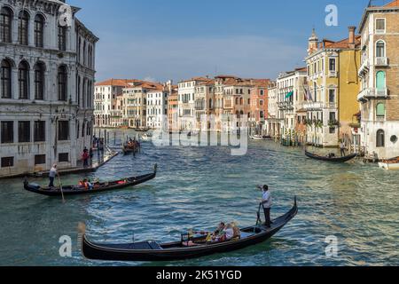 VENISE, ITALIE - OCTOBRE 12 : les télécabines plantent leur commerce sur le Grand Canal de Venise sur 12 octobre 2014. Personnes non identifiées Banque D'Images