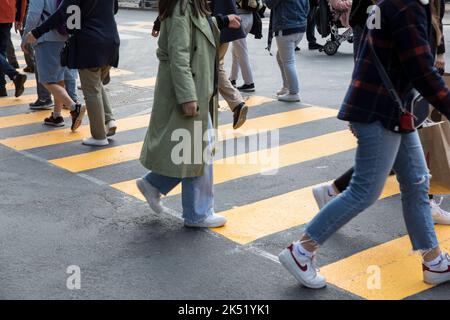 Personnes traversant une traversée de passage à côté de la cathédrale, Cologne, Allemagne. Menschen ueberqueren einen Zebrastreifen nahe Dom, Koeln, Allemagne. Banque D'Images