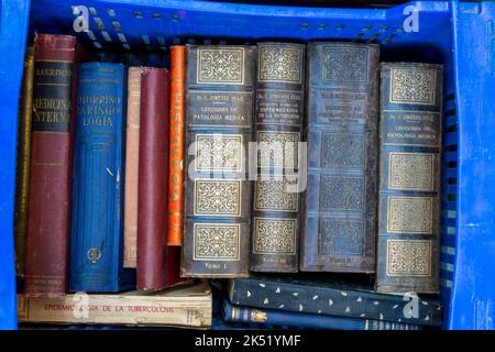 Vieux livres médicaux espagnols à vendre au marché aux puces d'El Rastro à Madrid, Espagne Banque D'Images