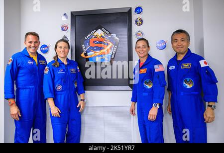 Cape Canaveral, États-Unis d'Amérique. 04 octobre 2022. NASA SpaceX Crew-5 astronautes de gauche à droite : l'astronaute de la NASA Josh Cassada, le cosmonaute de Roscosmos Anna Kikina, l'astronaute de la NASA Nicole Mann, Et l'astronaute JAXA Koichi Wakata, vêtu de survêtements bleus, se pose devant la zone de mission aux quartiers de l'équipage des astronautes du Centre spatial Kennedy du bâtiment des opérations et des caisses Neil A. Armstrong, à 4 octobre 2022, au Cap Canaveral, en Floride. Credit: Kim Shifltett/NASA/Alamy Live News Banque D'Images