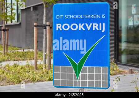 Almere, pays-Bas - 14 juillet 2022: Signer sur une école publique avec le texte néerlandais "ce terrain d'école est non-fumeurs" à Almere, pays-Bas Banque D'Images