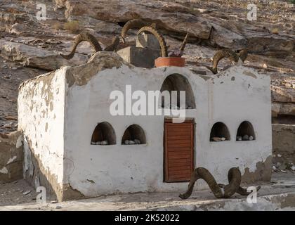 Vue sur un Pamir oston, temple préislamique typique, décoré de moutons Marco Polo et de cornes d'ibex, couloir de Wakhan, Gorno-Badakshan, Tadjikistan Banque D'Images