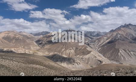 Vue panoramique sur la chaîne de montagnes de Wakhan en Afghanistan depuis le désert de haute altitude entre le col de Langar et Khargush à Gorno-Badakshan, Tadjikistan Pamir Banque D'Images